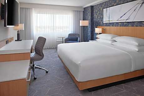 Guest room, 1 King, River view