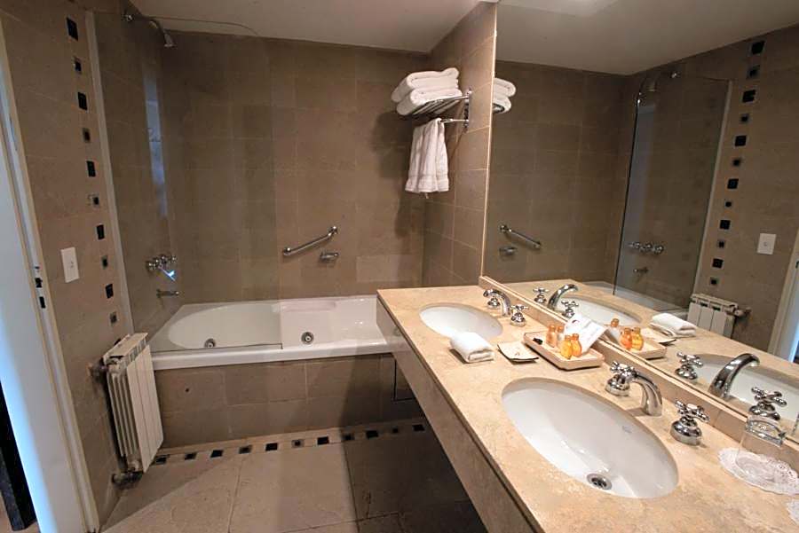 Cacique Inacayal Lake Hotel & Spa