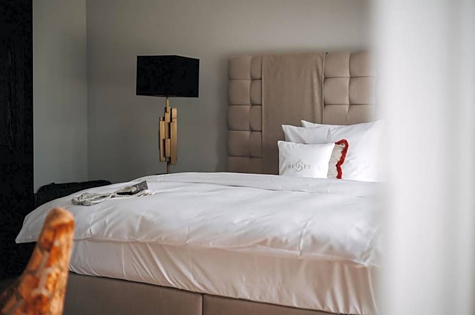 THERESET Schloss Groß Plasten