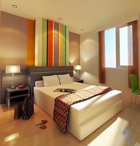 Pose In Hotel Solo