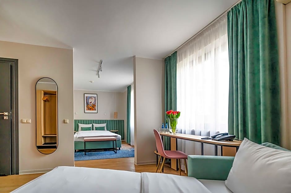 Hotel H12