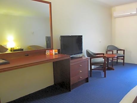 Queen Suite with Spa Bath