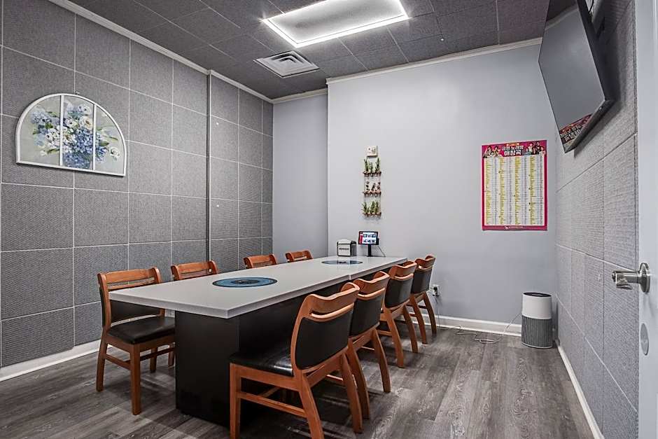 Cottonwood Suites Savannah Hotel & Conference Center