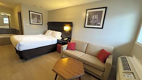 Queen Suite with Spa Bath