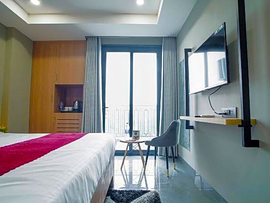 Saltstayz Select - Golf Course Road & Sector 57