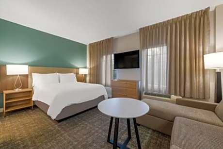 1 Queen Studio Suite Comm Access