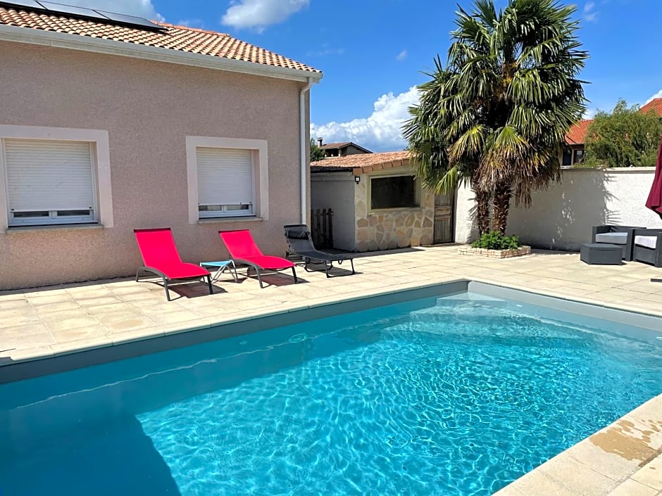 Maison entière 4 lits 8 pl avec jacuzzi proche du safari de Peaugres