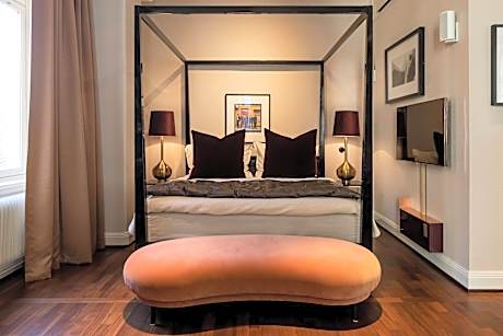 Large King Room with Street View