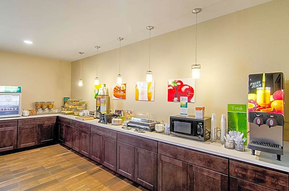 Quality Inn and Suites Near Tanger Outlet Mall