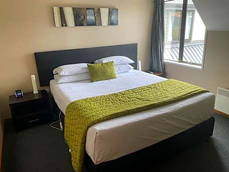 Deluxe One-Bedroom Apartment