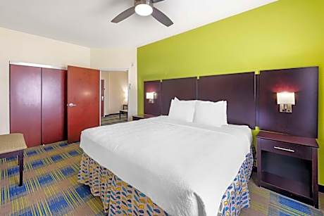 Two-Bedrooms King Suite
