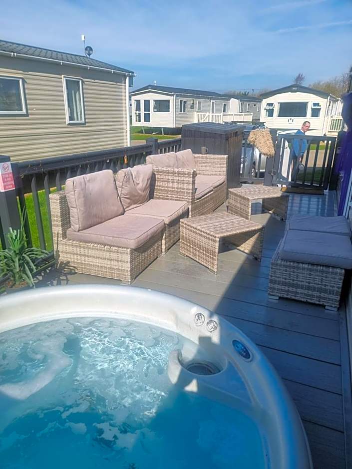 beautiful caravan at Tattershall lakes with private hot tub and WiFi