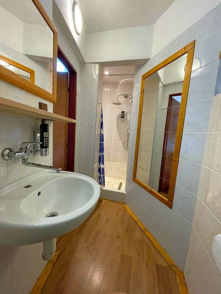 Foto 1 di 3 di Single Room with Private Bathroom