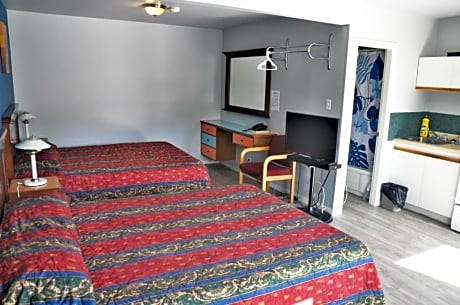 Queen Room with Two Queen Beds-full kitchen