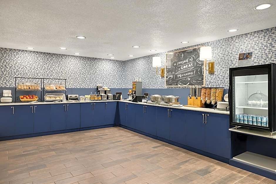 AmericInn by Wyndham Grand Rapids Airport North
