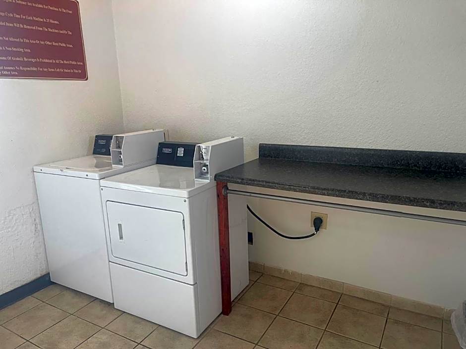Red Roof Inn & Suites Hinesville