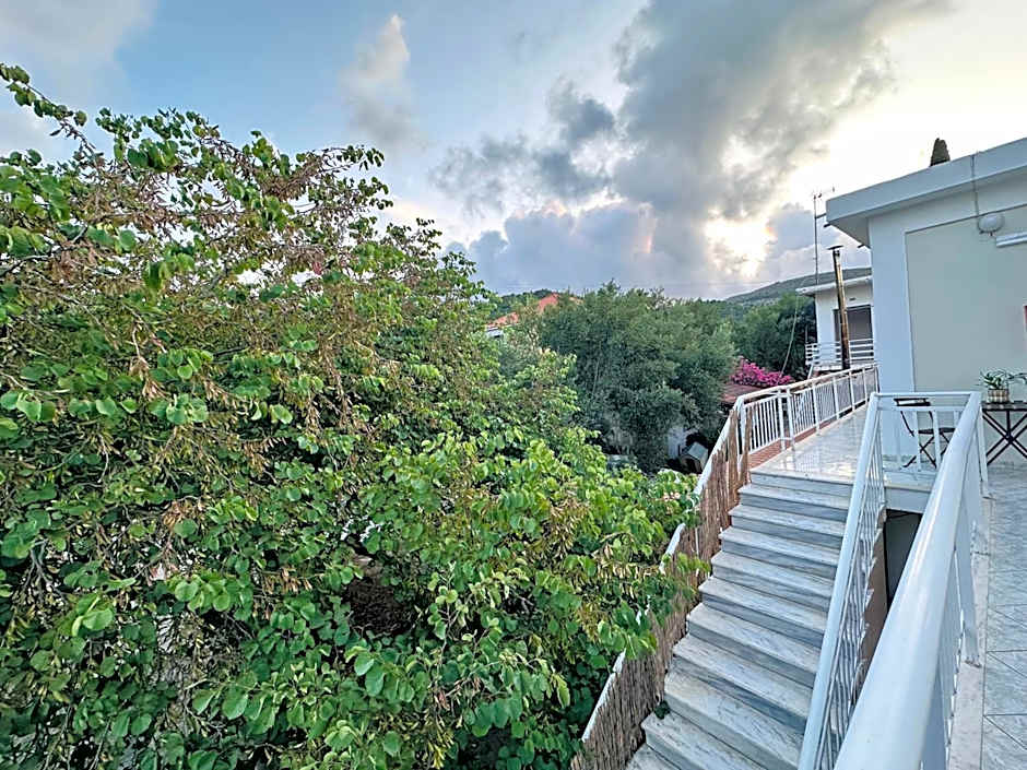 Royal Jelly Suites - Renovated Suites with Pool Just 5 Minutes walk from the Beach By Villa Mana Gers