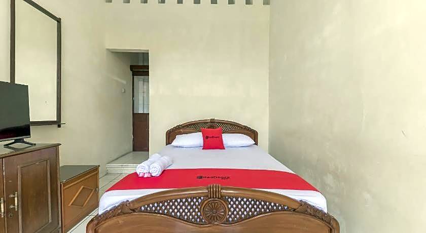 RedDoorz Syariah near Taman Kota Kuningan