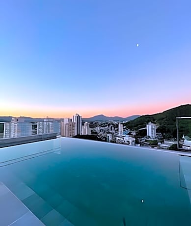 LOFT UP 1309 | Mobiliado | WIFI | Piscina |