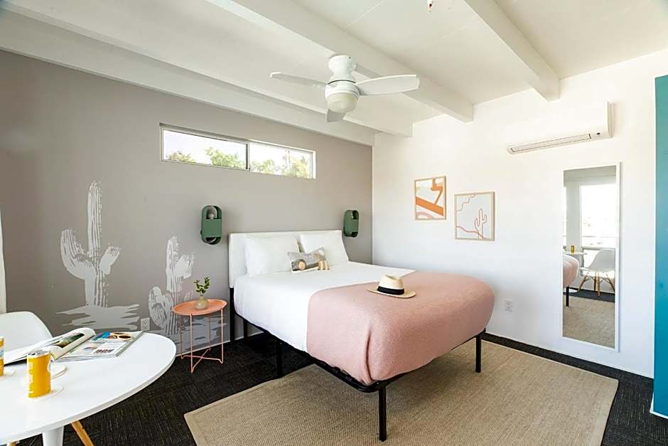 The Wesley by AvantStay Mid-Century Modern Oasis with Pool