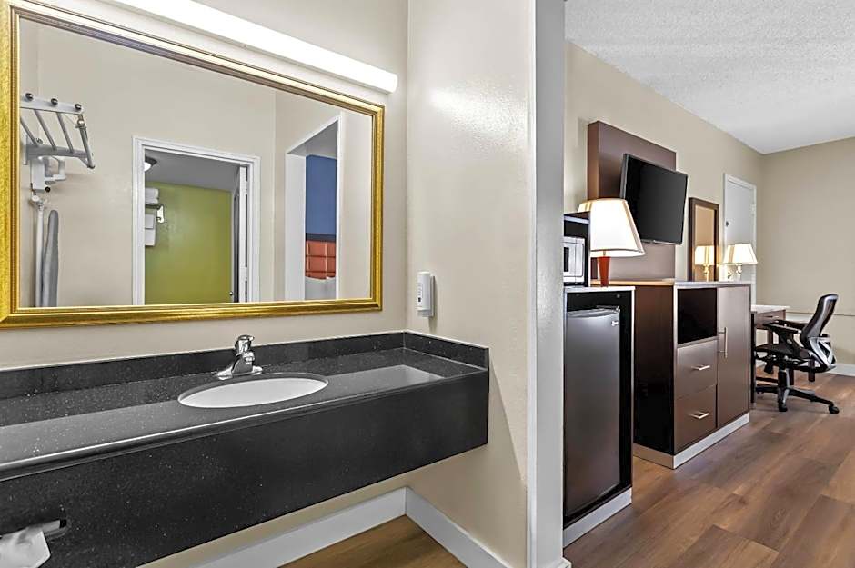 Quality Inn Airport - Cruise Port