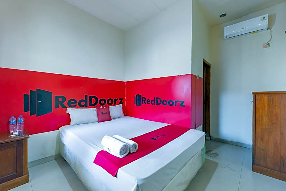RedDoorz near Pasar Pagi 2 by Cassana