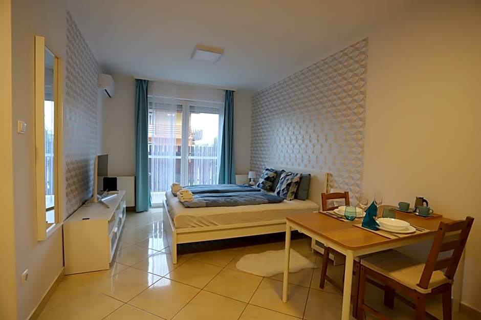Airport Luxury Apartment with Balcony + Free parking