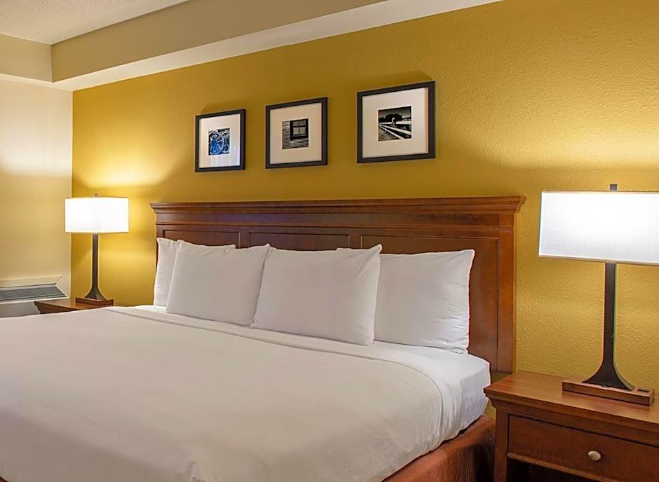 Travelodge Suites by Wyndham Regina - Eastgate Bay