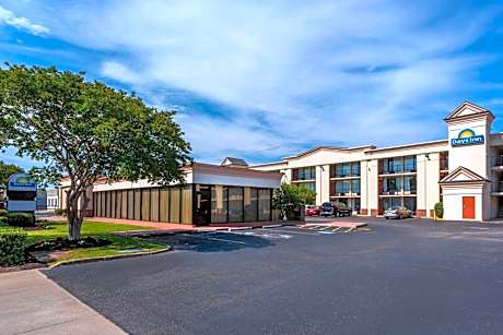 Days Inn by Wyndham Hampton Near Coliseum Convention Center