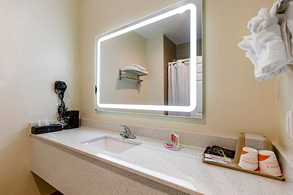 Econo Lodge Inn & Suites