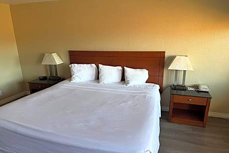 1 King Bed, Smoking