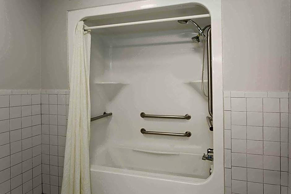 Super 8 by Wyndham Valdosta/Conf Center Area