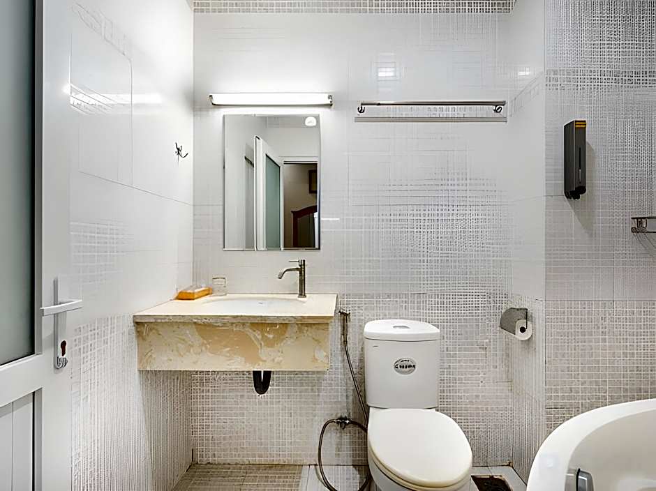 Queen Hotel Saigon Airport