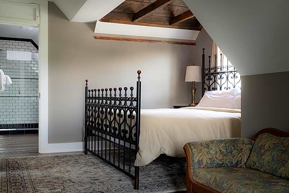 The NuWray Hotel & Carriage House