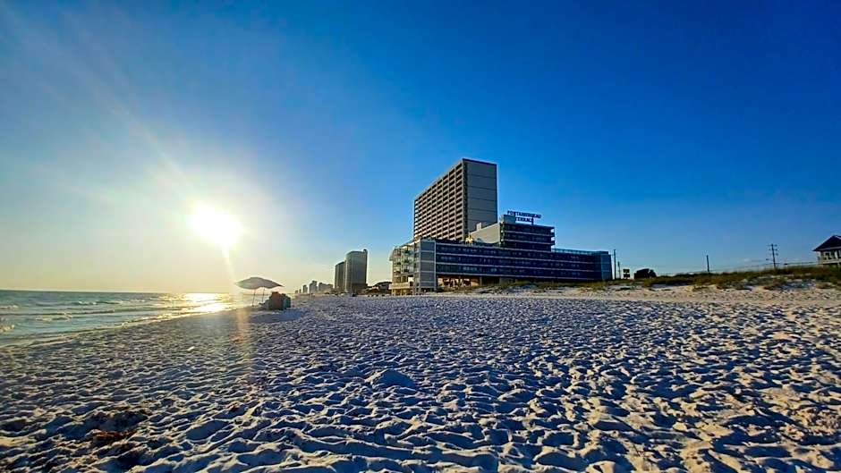 COUPLES GETAWAY, HONEYMOON SWEET, Perfectly Cozy Beach Front Condo with kitchen, pool, free parking,CHECK-IN AT DOOR