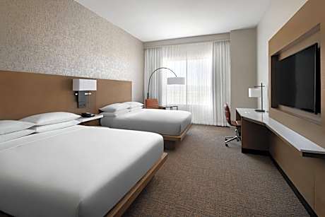 Queen Room with Two Queen Beds and Adapted Tub - Mobility Accessible