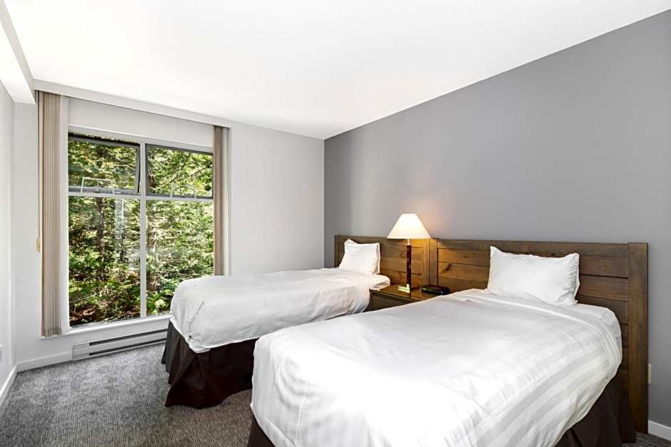 The Woodrun Lodge by Whiski Jack