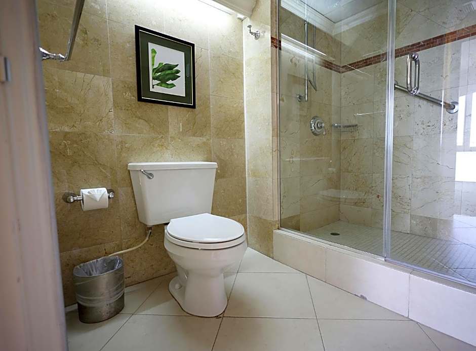 Courtleigh Hotel & Suites