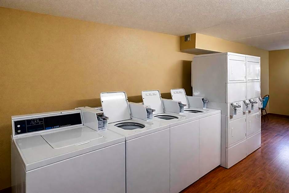 Red Roof Inn & Suites Houston - Hobby Airport