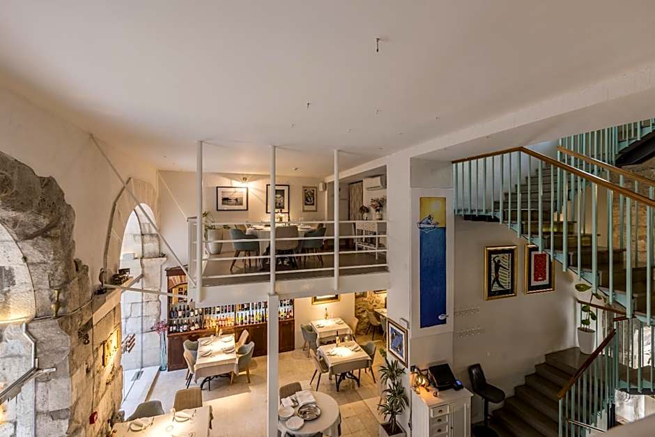 Leonis Restaurant & Rooms