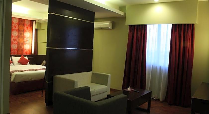 Pose In Hotel Solo