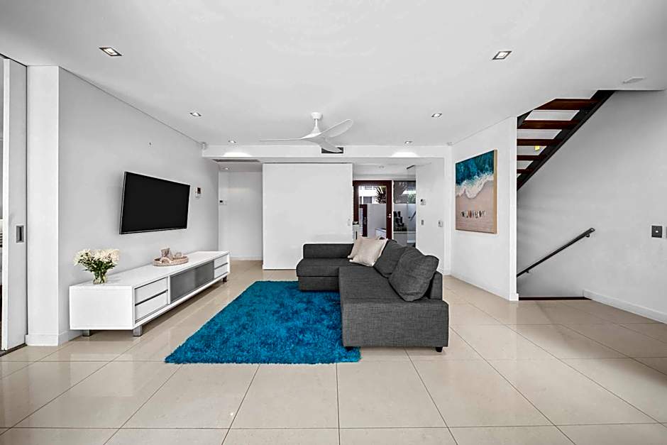 Absolute Beachfront Marcoola - Private Pool - Private Spa Bath - Games