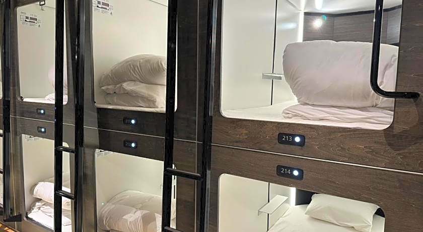 Capsule Hotel Suzumoriya 