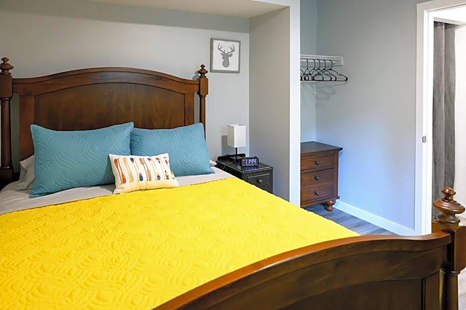 Cozy Cabin in the Forest w BBQ Firepit and More