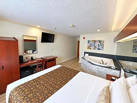 Queen Room with Jetted Tub - Non-Smoking