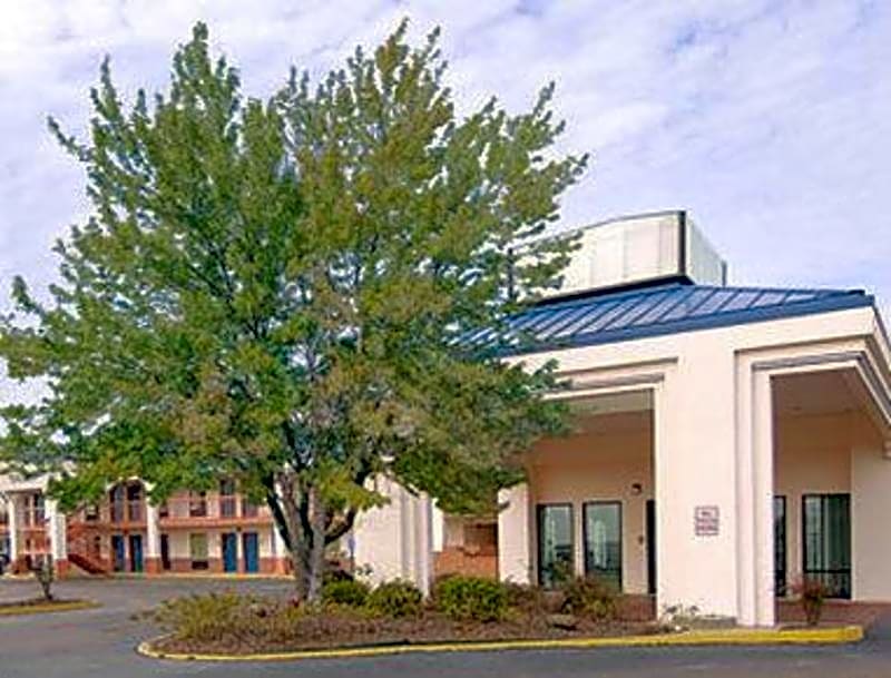 Super 8 By Wyndham Madison - Ridgeland Area
