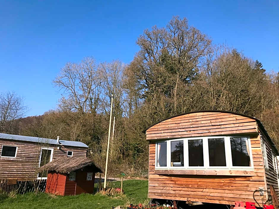 Shepherds Huts Ham Hill, 2 double beds, Bathroom, Lounge, Diner, Kitchen, LOVE dogs & Cats Looking out to lake and by Ham Hill Country Park plus parking for large vehicles available also great deals on workers long term This is the place to relax and BBQ