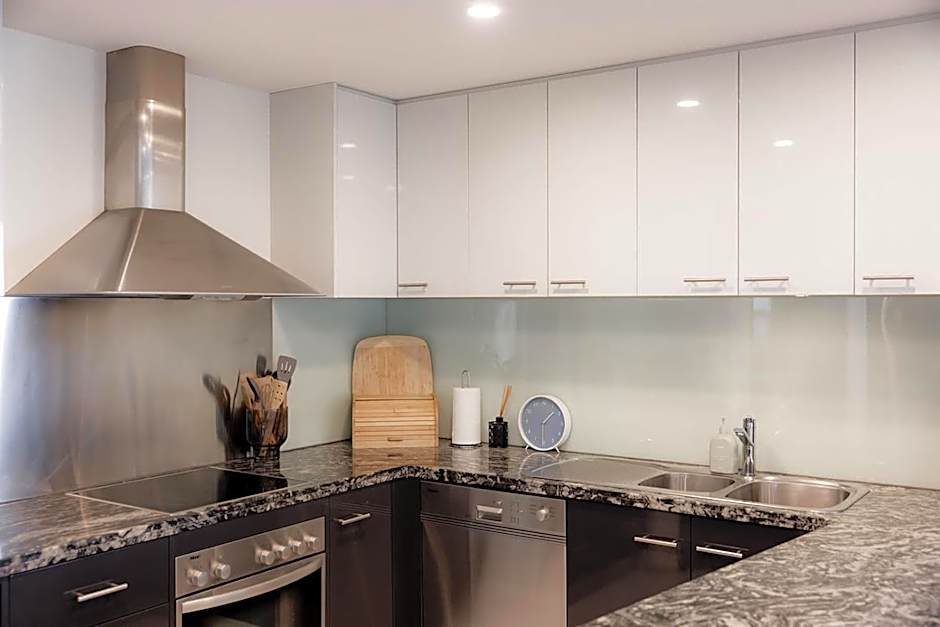 Inner-city 2 bedroom apartment - perfectly located