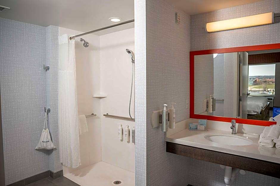 Hampton Inn By Hilton & Suites Erie/Bayfront, PA