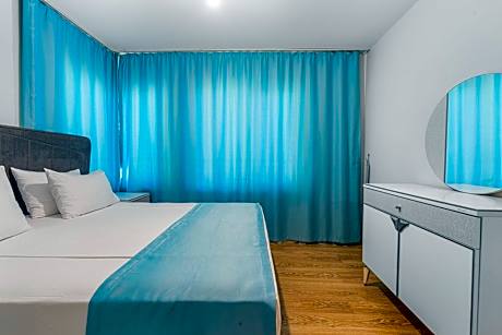 Apartment with Pool View